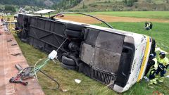 El autob�s choc� contra el guardarra�l, se sali� de la carretera y termin� volcado sobre un costado.