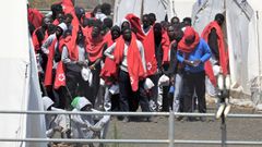 El Centro de Acogida Temporal de Extranjeros de El Hierro, en el pueblo de San Andrs, en el municipio de Valverde, acoge estos das a ms de 700 personas que han llegado a la isla en diferentes cayucos