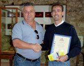 David Trillo gallego hizo de gu�a y recibi� un detalle de la sociedad.