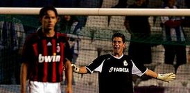 <span lang= es-es >Un seguro bajo los tres palos</span>. El nuevo portero del Boiro, Ian Mackay, a sus 27 a�os, tiene una amplia experiencia despu�s de haber jugado en numerosos equipos y contra rivales de prestigio. En la imagen, durante    un encuentro con el Deportivo contra el Milan de Inzaghi (ambos en la foto), en el Teresa Herrera del 2006.