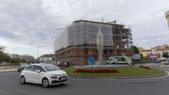 La promoci�n privada, en la imagen un edificio en construcci�n en la r�a Per� de Carballo, supera ampliamente a la p�blica.