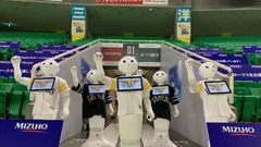 Robots Pepper en el estadio del equipo japons de bisbol Fukuoka SoftBank Hawks