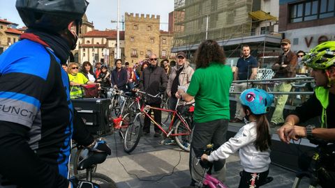 Peatones y ciclistas protestan contra la terraza de los jardines de la Reina, en Gijn