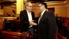 Cajigal saluda a Flores en el pleno de A Coru�a.
