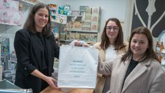 A alcaldesa de Muros, Mar�a Lago, e a concelleira de Promoci�n Econ�mica, Laura Rivadeneira, nun comercio do municipio.