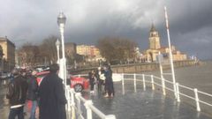 Varios agentes de la Polic�a Local de Gij�n, junto al surfista rescatado