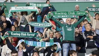 Aficionados del Racing levantando sus bufandas en A Malata. 