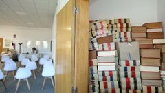 Uno de los rincones donde guardan las enciclopedias en la biblioteca de Meis