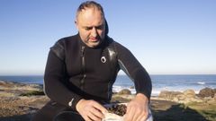 Un percebeiro muxi�n muestra el percebe cogido en el entorno de A Barca en la ma�ana de este mi�rcoles. 