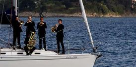 Momento del ensayo del quinteto H�rcules Brass sobre el barco que har� de escenario.