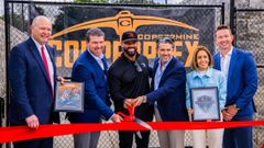 De izquierda a derecha: Bob Cassilly, ejecutivo del condado de Harford; Alex Jacobs, fundador y CEO de Coppermine; Alejandro Irarragorri, Presidente del Consejo de Administraci�n de Orlegi Sports, Russel Wilson, leyenda de la NFL y promotor del deporte juvenil, Laura Kalb de Irarragorri, Presidenta de la Fundaci�n Ganar Sirviendo y Niko Eckart, Gerente General de Coppermine.