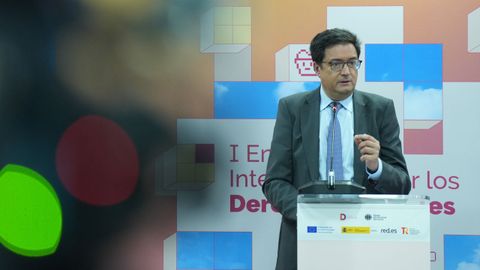 �scar L�pez, durante una rueda de prensa tras participar en el Encuentro Internacional por los Derechos Digitales.