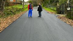 El alcalde Carlos Armesto (a la derecha) supervis� la finalizaci�n de las obras de mejora del firme de la carretera