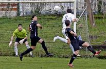 Hugo Soto, con el nueve a la espalda, remata de cabeza ante dos contrarios el domingo en Barra�a.