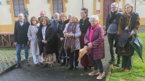 La viceconsejera de Derechos Ciudadanos, Beatriz Gonz�lez Prieto, la directora general de Memoria Democr�tica, Bego�a Collado, y el alcalde de Pilo�a, Iv�n Allende, en Infiesto, junto al resto de participantes en el acto de esta ma�ana.