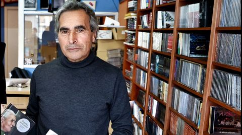 Antonio Rodriguez, en la tienda de la distribuidora de m&uacute;sica gallega Inquedanzas Sonoras, en Mart&iacute;nez Garrido, 1. 