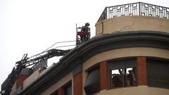 Un bombero accede a la azotea del colegio San Vicente Pa�l en Gij�n