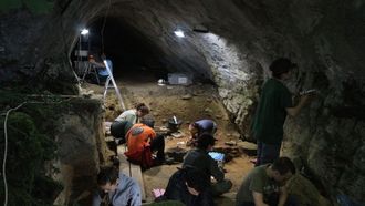 Investigadores trabajando en el yacimiento arqueol�gico de Cova Eir�s, en Triacastela