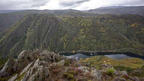 La Pena de Matacs, al fondo, vista desde el mirador del Duque