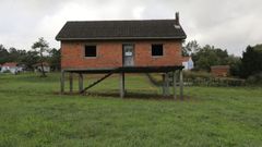 Vivienda inacabada en Touro