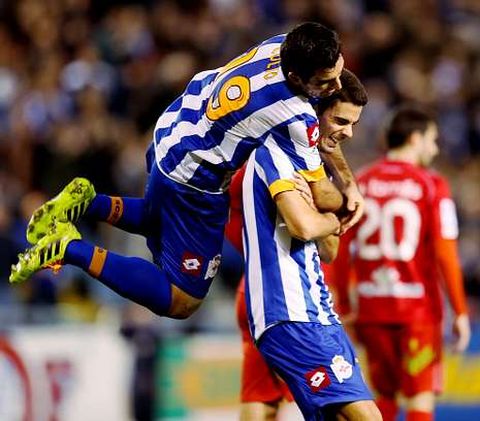 Culio abraza a Juan Dom�nguez despu�s del espectacular gol del Naron�s, que supuso el 1-1 frente al Numancia.