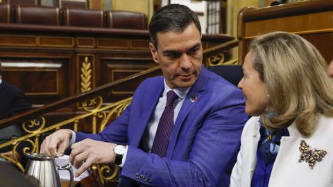 Pedro Snchez conversa con la ministra de Asuntos Econmicos, Nadia Calvio