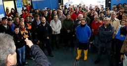 Los marineros concentrados en la lonja de Corcubi�n antes de salir a la calle para desplegar una gran pancarta. 