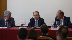 Blanco Vald�s, este martes durante su conferencia en Mari��n, entre los directores de la Escuela de Verano del Poder Judicial, Juan Manuel Fern�ndez y �lvaro Cuesta.