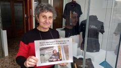 Ana ha dise�ado su escaparate como un homenaje a la bajante decorada, incluida en unas nuevas camisetas reivindicativas
