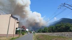 Aspecto que presentaba a primera hora de la tarde del domingo el incendio de Ribas de Sil
