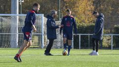 Rub�n Dom�nguez dando instrucciones a Brais Abelenda en un entrenamiento