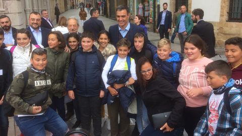 Pedro S�nchez durante su visita a Oviedo junto a un grupo de estudiantes canarios