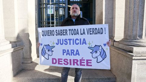 Jos Manuel Leal, padre de Desire, a las puertas de la Audiencia Provincial de Lugo. 