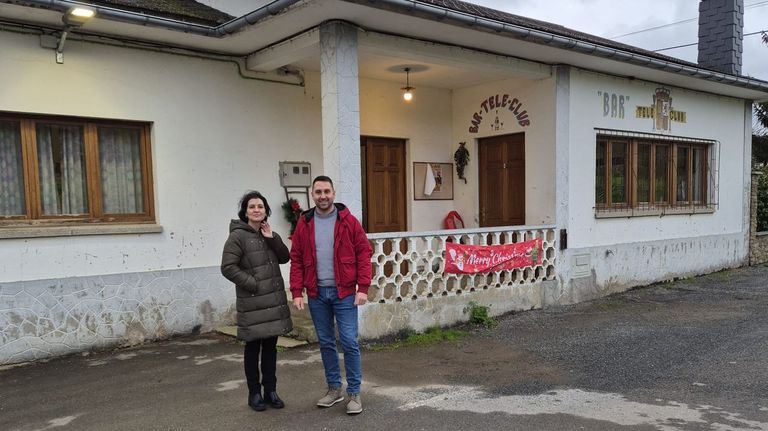 La concejala Lupe Rego y el alcalde de Trabada ante el teleclub de Sante