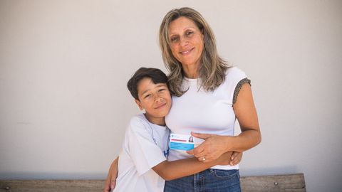 Elena Santamaría, acompañada de su hijo, con el carné de mariscadora