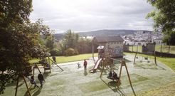 La caseta delimita el terreno que ocupa el parque infantil y el dedicado a gimnasia de calle. 