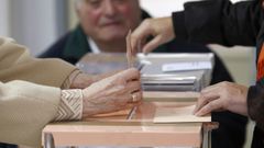 Personas votando en unas elecciones generales en Espa�a.