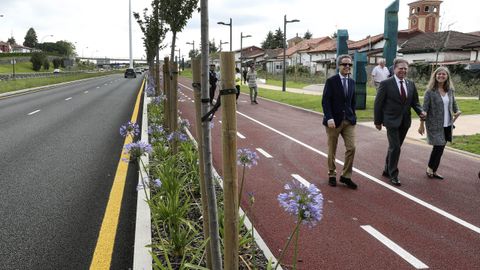 El alcalde de Oviedo, Alfredo Canteli (2d), ha inaugurado este jueves oficialmente la primera fase de la nueva entrada a Oviedo desde la A-66 que consta de un bulevar ajardinado con carril bici y calzada peatonal adyacente a la carretera en sentido Gijn, que abarca desde el Palacio de los Deportes hasta el Rancho, as como de una gran pasarela que conecta los barrios de Ventanielles y Guilln Lafuerza