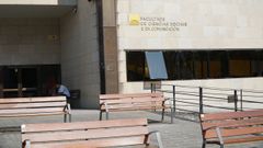 La Facultade de Direccin e Xestin Pblica comparte edificio en el campus de Pontevedra con la Facultade de Comunicacin 