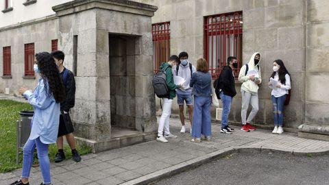 Alumnos a las puertas de la Polit�cnica Superior, poco antes del inicio  de los ex�menes, que tambi�n se desarrollan en la Polit�cnica de Serantes