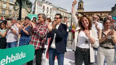 El candidato de EH Bildu a lendakari Pello Otxandiano (c) acompaado por el nmero uno de Alava Mikel Otero y la presidenta del partido en Alava Eva Lpez (2d) participa en un acto electoral este domingo en Vitoria.