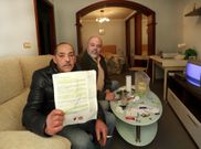 Romay muestra la documentaci�n acompa�ado por Pena. 