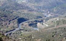 <span lang= es-es >Terrenos de rocas blandas</span>. En la zona de Peites, donde predominan las pizarras, la erosi�n cre� un valle fluvial en el que las pendientes son mucho menos acusadas que aguas abajo. 