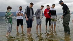 APRENDIENDO A MARISCAR EN LA PLAYA DE O AREAL INTERCAMBIO ESTUDIANTES DE BULGARIA EN EL INSTITUTO DE O XOBRE