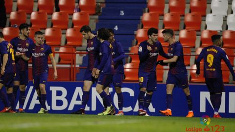 Jugadores del Bar�a B celebran un gol al Lugo