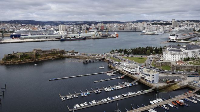 Vista panor&aacute;mica del borde litoral, con el muelle Centenario, el de las &Aacute;nimas y el Castillo de San Ant&oacute;n en primer plano, el d&iacute;a en que el puerto recibi&oacute; una cu&aacute;druple escala de cruceros.