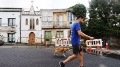 La casa amarilla de Bello Pi�eiro, con su capilla a la izquierda