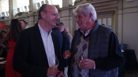Xosé Luís Vilela, director de La Voz de Galicia, junto a José Luis Vázquez Mariño, patrono de la Fundación Santiago Rey Fernández-Latorre. 