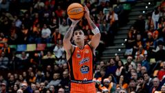 Caio Pacheco, lanzando a canasta en el Coliseum.