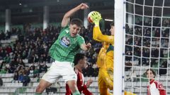 Artetxe peleando en las inmediaciones de la porter�a del Cacere�o.